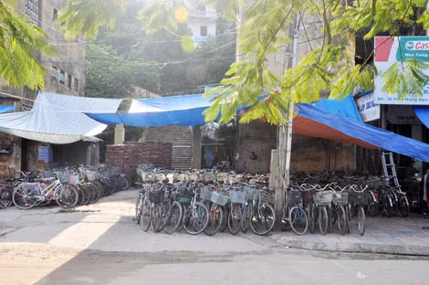 Xe đạp của học sinh trường THCS Kim Đồng đỗ kín vỉa hè