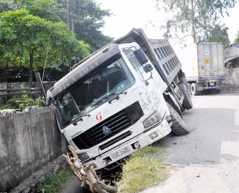 Xe ô tô lao xuống cống, húc đổ tường nhà người dân