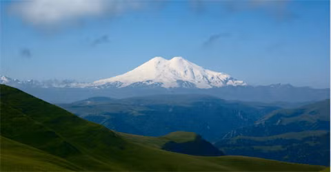 Elbrus là một núi lửa vẫn còn hoạt động nằm trong dãy Kavkaz ở phía tây nam nước Nga. Với độ cao 5.642 m, nó là núi cao nhất châu Âu.
