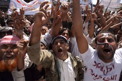 Những người biểu tình chống chính phủ Yemen đang hô vang những khẩu hiệu đòi Tổng thống Saleh từ chức. Ảnh: AFP