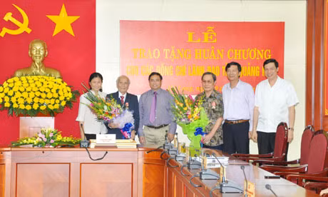Các đồng chí lãnh đạo tỉnh chúc mừng các đồng chí nguyên là lãnh đạo tỉnh được tặng thưởng Huân chương Độc lập