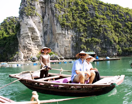 Cảnh đẹp Vịnh Hạ Long luôn hấp dẫn khách du lịch.