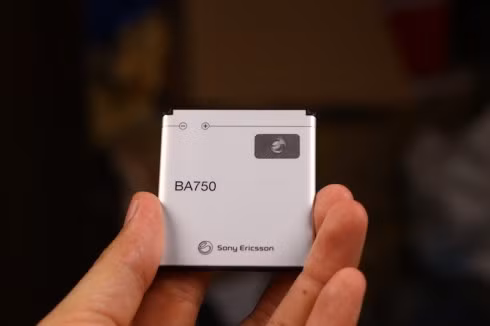 Thỏi pin 1.500 mAh cho thời gian đàm thoại liên tục trong 7 giờ hoặc 20 ngày chờ.