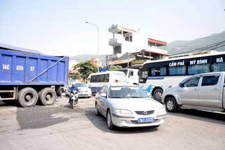 Đường giao thông chật hẹp nhưng lưu lượng xe cộ đi qua địa bàn đông nên tình trạng ách tắc giao thông vẫn xảy ra trên địa bàn TX Cẩm Phả. (Ảnh chụp tại Km6, phường Quang Hanh).