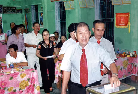 Bà con nhân dân thôn 12, xã Hạ Long, Vân Đồn tham gia ủng hộ Quỹ Khuyến học của thôn.