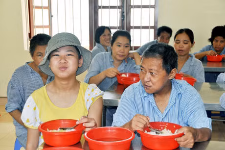 Giờ ăn trưa của các bệnh nhân nữ. Bệnh nhân nhỏ tuổi nhất Bùi Diệu L lúc nào cũng đội mũ.