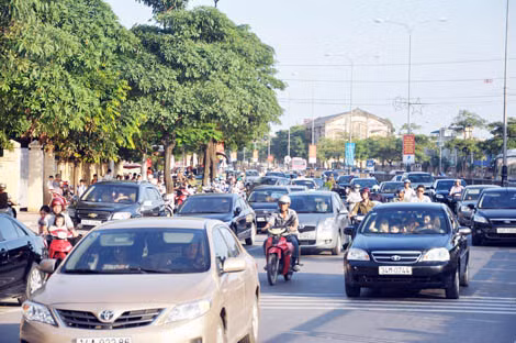 Vào giờ tan trường, do không có bãi để xe nên khu vực cồng trường tiểu học Quang Trung luôn xảy ra ùn tắc giao thông 