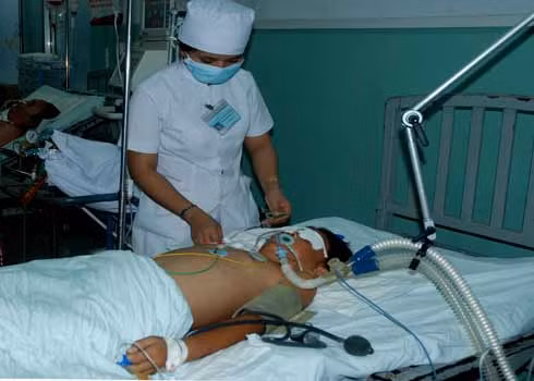  Mặc dù tận tình cứu chữa nhưng các y, bác sĩ Bệnh viện đa khoa Quảng Ngãi không thể cứu được Nguyên. Cậu bé hôn mê sâu rồi ra đi mãi mãi ở tuổi 14. Ảnh: Trí Tín.