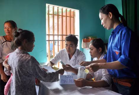 400 cơ số thuốc đã được phát miễn phí tới tay bà con thôn Đồng Cống, xã Bình Dân, huyện Vân Đồn