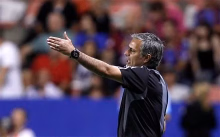 HLV Mourinho tiếp tục tỏ ra thiếu tin tưởng với đội ngũ cầm còi.