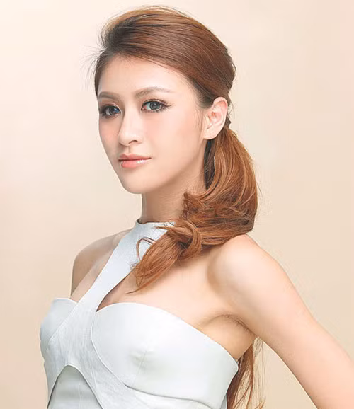 Lấy dụng cụ cuộn tóc để cuộn lớp tóc phía trên này.