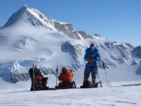 Với độ cao 5.142,3 m, Vinson Massif là ngọn núi cao nhất tại Nam Cực. Nằm cách cực nam của quả đất 1.200 km, nó có chiều dài 21 km và chiều rộng 13 km. Đỉnh Vinson được đặt tên năm 2006 theo tên của Carl Vinson (1883-1981), một hạ nghị sĩ Mỹ từng tích cực ủng hộ các công trình nghiên cứu Nam Cực.