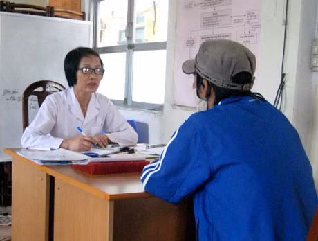 Tư vấn cho bệnh nhân AIDS trước khi đưa họ vào danh sách điều trị ARV tại cơ sở điều trị ARV ở Bệnh viện Đa khoa TX Cẩm Phả.