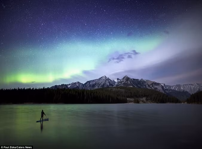  Bộ ảnh được thực hiện trên hồ Goat, gần dãy núi tuyết Kananaskis, thuộc vùng núi Rockies của Canada. Zizka đã lên kế hoạch chụp bộ ảnh này và chọn thời điểm thời tiết thích hợp.