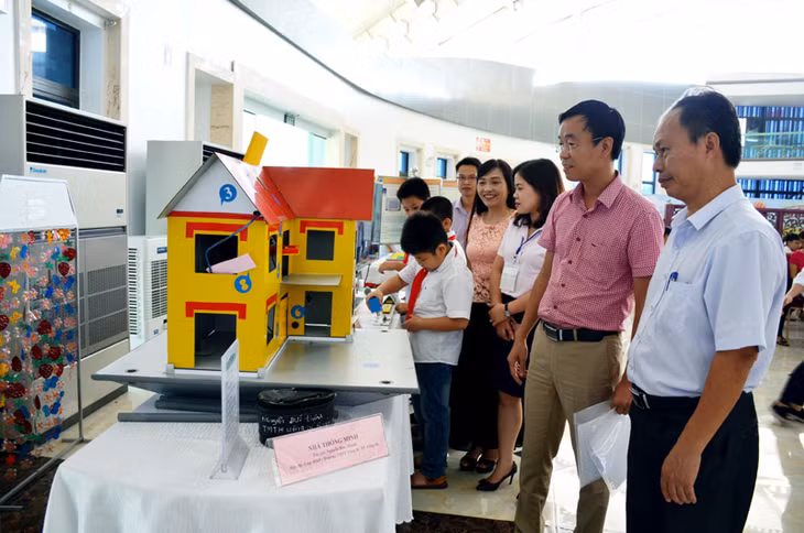 Liên hiệp các Hội KH&KT tỉnh phối hợp với Phòng GD-ĐT TX Đông Triều trưng bày mô hình, sản phẩm tuyên truyền về Cuộc thi Sáng tạo TTN, NĐ tỉnh lần II, năm 2016.
