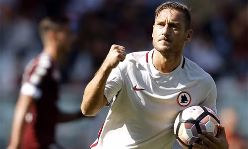 Totti tự tặng quà sinh nhật sớm, nhưng kém vui khi Roma thua trận. Ảnh: AFP.