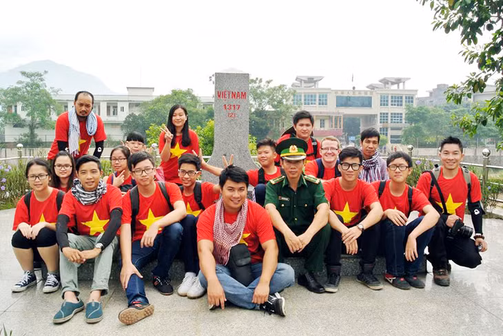 Anh Lê Văn Khoa (ngoài cùng bên phải) trong một chuyến phượt ở huyện miền núi biên giới Bình Liêu.