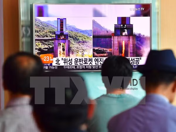 Người dân theo dõi qua truyền hình ở nhà ga Seoul (Hàn Quốc) vụ thử động cơ tên lửa trên mặt đất mới của Triều Tiên ngày 20/9. (Nguồn: AFP/TTXVN) 