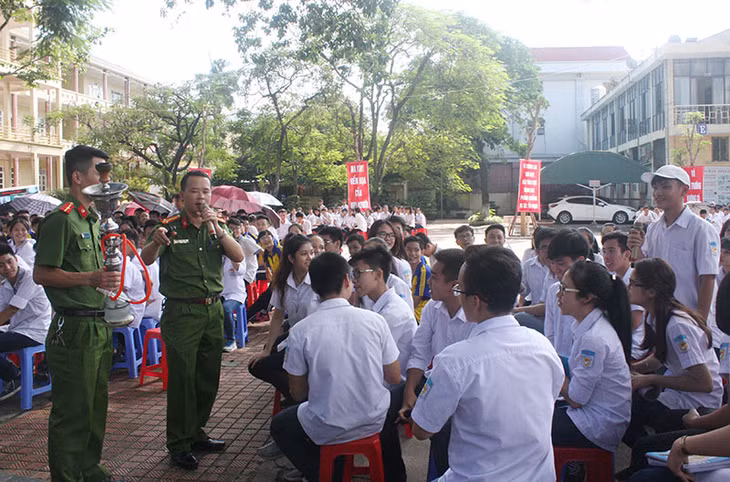 Trung tá Hoàng Văn Định, Phó Trưởng phòng Cảnh sát điều tra tội phạm về ma túy (Công an tỉnh) cung cấp cho học sinh trường THPT Cẩm Phả một số kiến thức về phòng, chống ma túy.