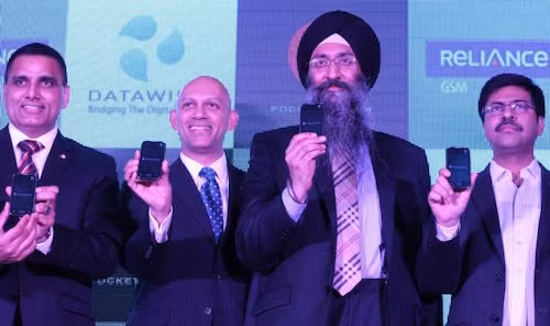 Lãnh đạo DataWind giới thiệu loạt smartphone giá siêu rẻ, miễn phí Internet một năm. Ảnh: BGR.