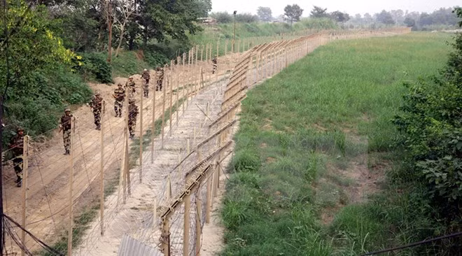 Lực lượng an ninh biên giới Ấn Độ tuần tra tại biên giới Ấn Độ - Pakistan ngày 26/9. (Nguồn: EPA/TTXVN)