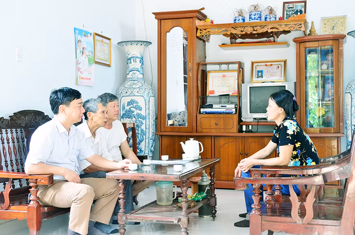 Bí thư Chi bộ và Trưởng thôn 3 cùng cán bộ xã Quảng La, huyện Hoành Bồ (bên trái), gặp gỡ, vận động người dân trên địa bàn thực hiện các chủ trương của trung ương và địa phương.