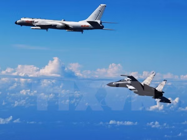 Máy bay chiến đấu Su-30 và máy bay ném bom H-6K của Không lực Trung Quốc tham gia cuộc tập trận tại Nam Kinh, Giang Tô ngày 25/9. (Nguồn: THX/TTXVN)