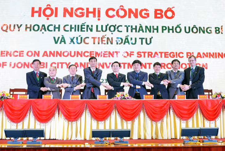 TP Uông Bí ký kết ghi nhớ đầu tư với các nhà đầu tư tại Hội nghị Công bố quy hoạch và Xúc tiến đầu tư Uông Bí tháng 4-2016.