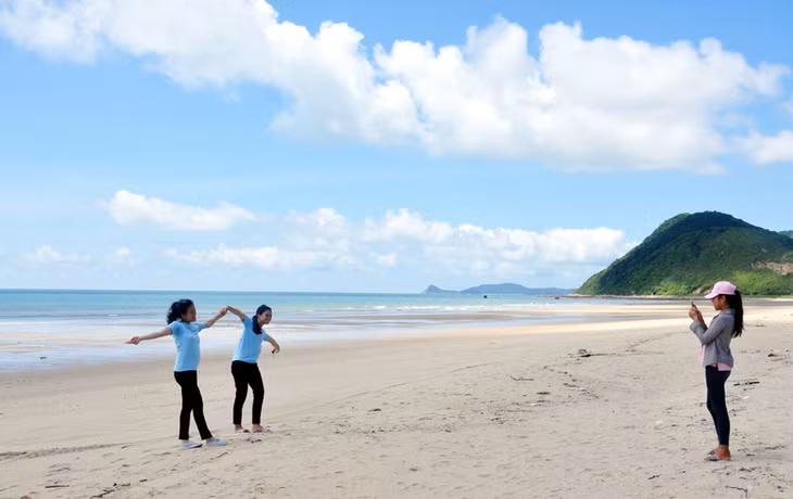 Bãi biển ở đảo Quan Lạn (huyện Vân Đồn) thật hấp dẫn bởi sự nguyên sơ, trong lành.