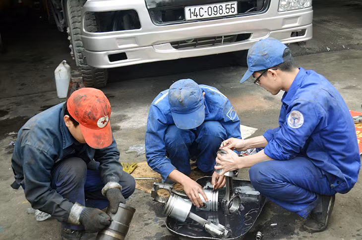 CNLĐ sửa chữa ô tô tại Công ty CP Vận tải ô tô Quảng Ninh.