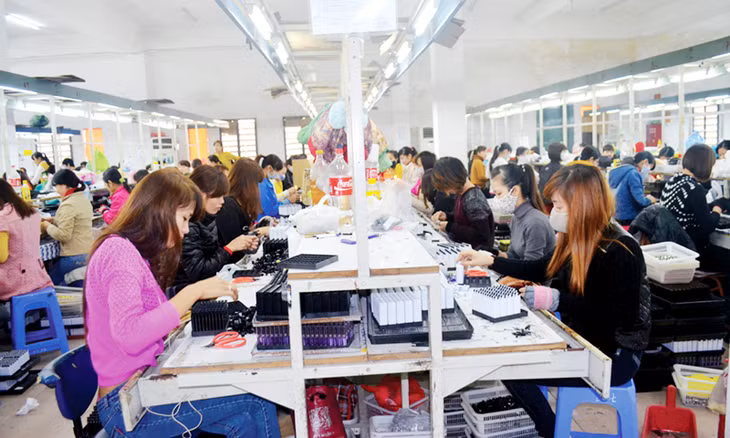 Dự án công trình nhà trẻ, nhà mẫu giáo cho con công nhân lao động là mong ước của rất nhiều công nhân KCN Cái Lân (TP Hạ Long). Trong ảnh: Sản xuất bật lửa tại Công ty TNHH Điện tử Vạn Lực (KCN Cái Lân). Ảnh: Thanh Hằng