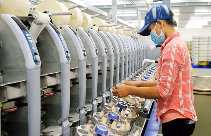 Các doanh nghiệp dệt may, giày da khó tuyển công nhân do trên địa bàn tỉnh chưa đào tạo ngành nghề này. Trong ảnh: Sản xuất sợi tại Nhà máy Texhong Hải Hà, Công ty TNHH KHKT Texhong Ngân Long.