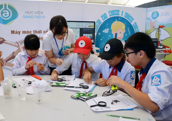 Học sinh TX Đông Triều trải nghiệm thực tế nghiên cứu khoa học tại “Ngày hội vui cùng STEM”.