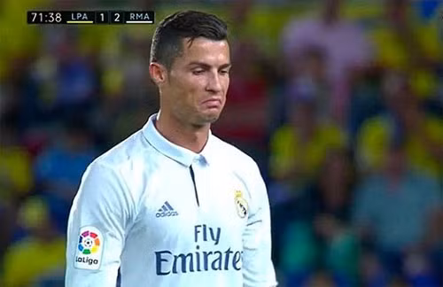 Ronaldo tỏ vẻ không phục khi bị thay ra.