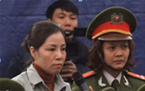 Nguyễn Thị Huệ (trái) tại phiên tòa (Ảnh: CTV).