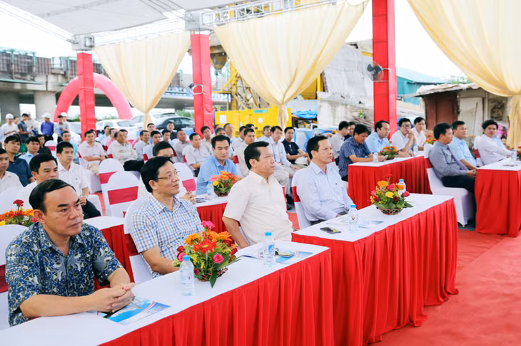 Quang cảnh buổi lễ hợp long cầu Sông Rút.