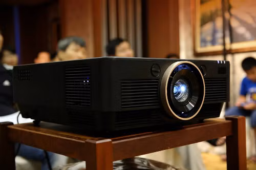 Optoma UHD300 với kích thước lớn và cồng kềnh hơn máy chiếu gia đình thông thường.