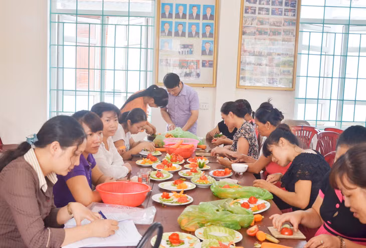Lớp kỹ thuật nấu ăn cho lao động nông thôn tại thôn Vườn Cau, xã Sơn Dương, huyện Hoành Bồ