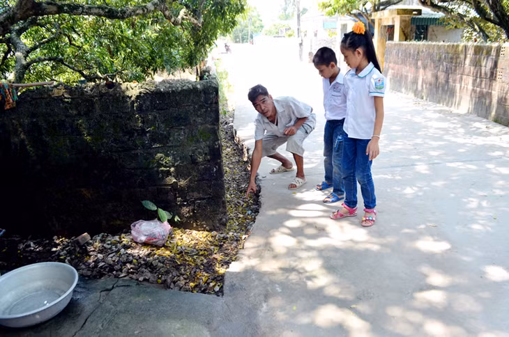Theo các hộ dân thôn Cỏ Khê, do ông Hảo không chịu hiến đất làm rãnh thoát nước, các hộ buộc phải đục bê tông đường để làm rãnh thoát tạm thời cho cụm dân cư.