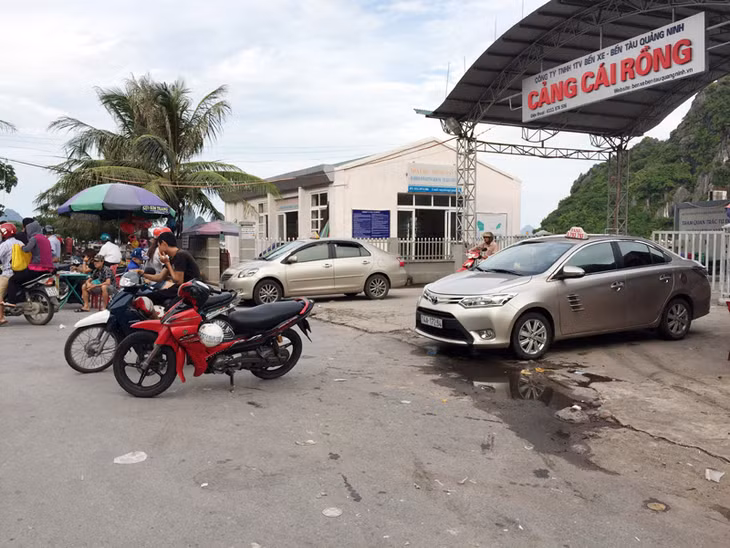 Xe ôm, taxi đỗ tràn lan trước cổng Cảng Cái Rồng.