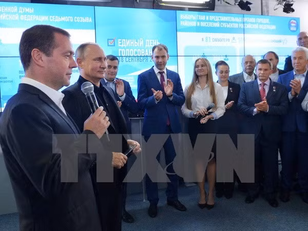 Tổng thống Nga Vladimir Putin (thứ 2, trái) và Chủ tịch đảng Nước Nga Thống nhất - Thủ tướng Dmitry Medvedev (trái) phát biểu sau cuộc bầu cử tại thủ đô Moskva ngày 18/9. (Nguồn: AFP/TTXVN)