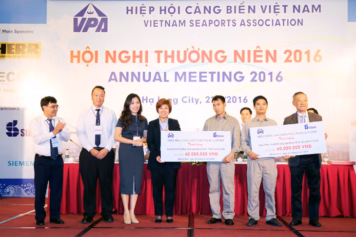 Hiệp hội Cảng biển Việt Nam trao tặng nhà tình nghĩa cho 2 công nhân của Cảng Cẩm Phả