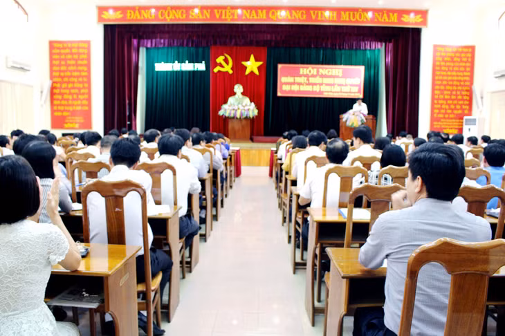 Thành uỷ Cẩm Phả tổ chức hội nghị quán triệt, triển khai Nghị quyết Đại hội Đảng bộ tỉnh lần thứ XIV, nhiệm kỳ 2015-2020 cho các cán bộ cấp cơ sở.