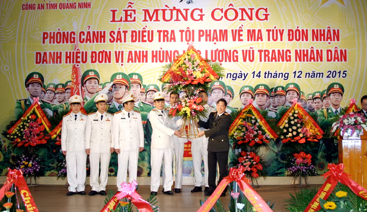 Đại tá Đỗ Văn Lực, Giám đốc Công an tỉnh, tặng hoa chúc mừng Phòng Cảnh sát điều tra tội phạm về ma tuý, tại lễ mừng công đón nhận danh hiệu Đơn vị Anh hùng lực lượng vũ trang nhân dân, tháng 12-2015. Ảnh: Tuấn Hương