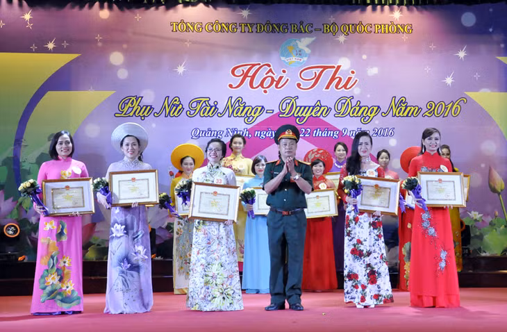 Lãnh đạo TCT Đông Bắc trao giải nhất cá nhân của hội thi cho thí sinh Nguyễn Thị Huyền Trang - Chủ tịch Hội Phụ nữ Công ty ĐTXD và Thương mại. 