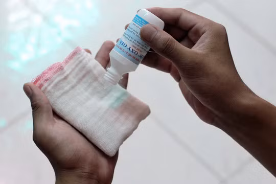 Dùng các chất sát trùng y tế sai mục đích, sai hướng dẫn có thể gây nguy hại cho sức khỏe. Ảnh: HOÀNG TRIỀU