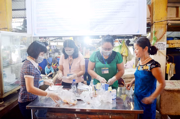 Cán bộ Ban Quản lý chợ Trung tâm Cẩm Phả (TP Cẩm Phả) kiểm tra nhanh chất độc hại tồn dư trong thực phẩm.
