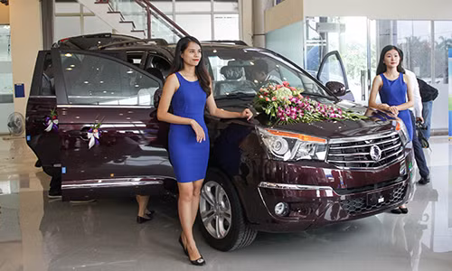 Korando Turismo - mẫu MPV 9 chỗ của Ssangyong, bản số tự động giá 985 triệu đồng.