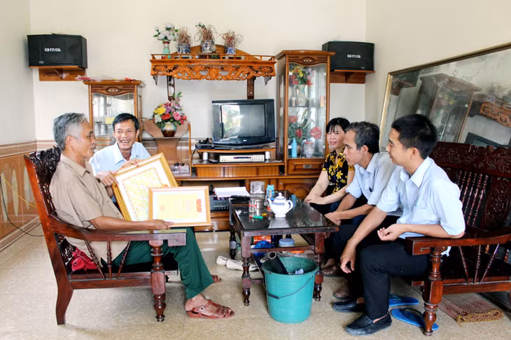 Ông Phạm Văn Viện (thôn Hạ, xã Tràng An) phấn khởi khoe giấy khen của UBND TX Đông Triều tặng gia đình ông về thành tích hiến đất mở rộng đường vào đền Sinh.