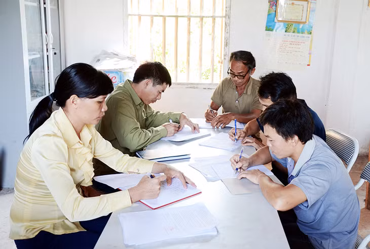 Chi bộ thôn Ngàn Vàng Giữa (xã Đồng Tâm, huyện Bình Liêu) rà soát, lập danh sách quần chúng ưu tú để bồi dưỡng, phát triển tạo nguồn cho Đảng. Ảnh: Thanh Tùng